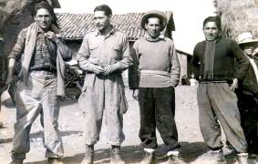 Victorino (r) con camaradas, 1956